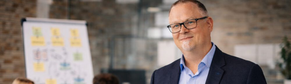 Erfahrung aus Organisationsentwicklung, Coaching und Produktarbeit trifft auf ruhige, klare Moderation.